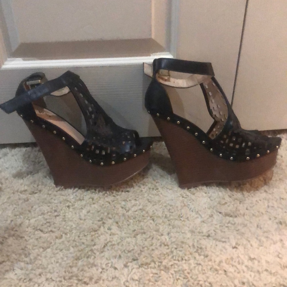 Women’s strappy wedge sandles